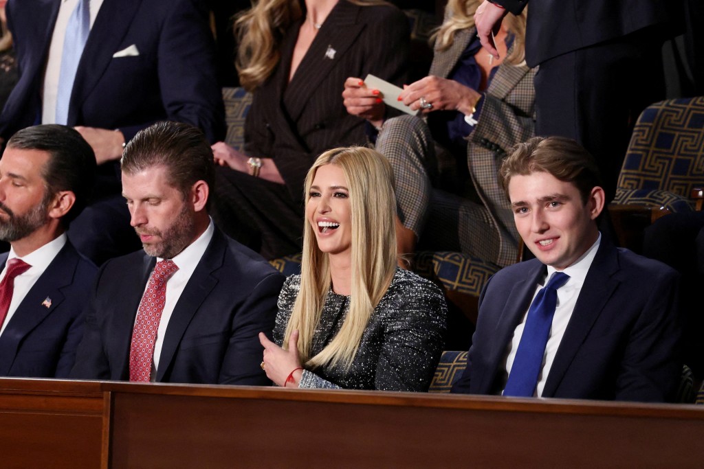 唐納德（左一）與埃里克（左二）及伊萬卡（右二）和巴倫（右一），觀看父親特朗普發表國情咨文。路透社