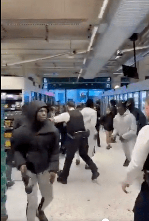 有政界人士倡议用实时人脸识别技术大规模拘捕涉案者。