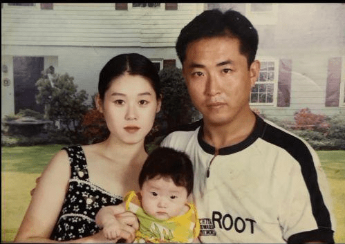 童瑤與父母一家三口的舊照。