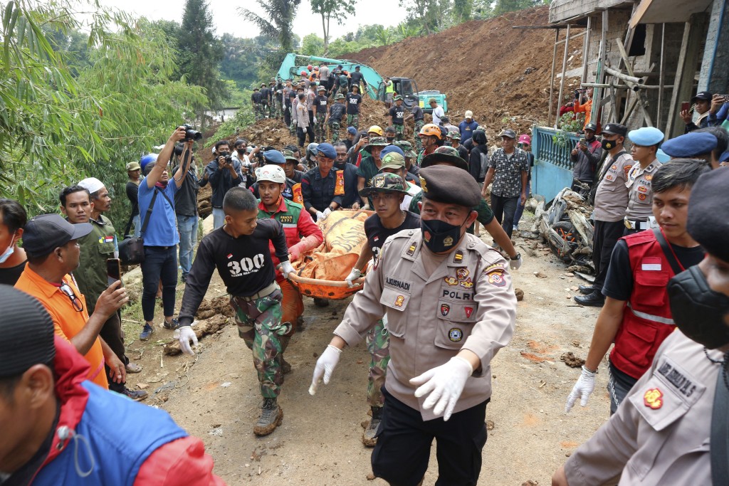 救援人员抬著废墟下救出的地震遇难者的遗体。AP
