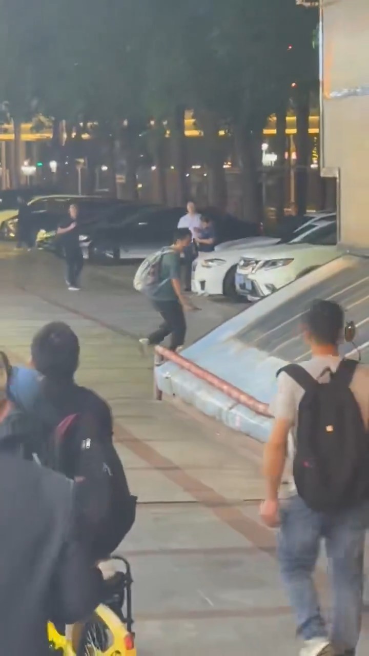 周一晚,一名男子在珠海拱北口岸附近持刀傷人。 周一晚,一名男子在珠海拱北口岸附近持刀傷人。