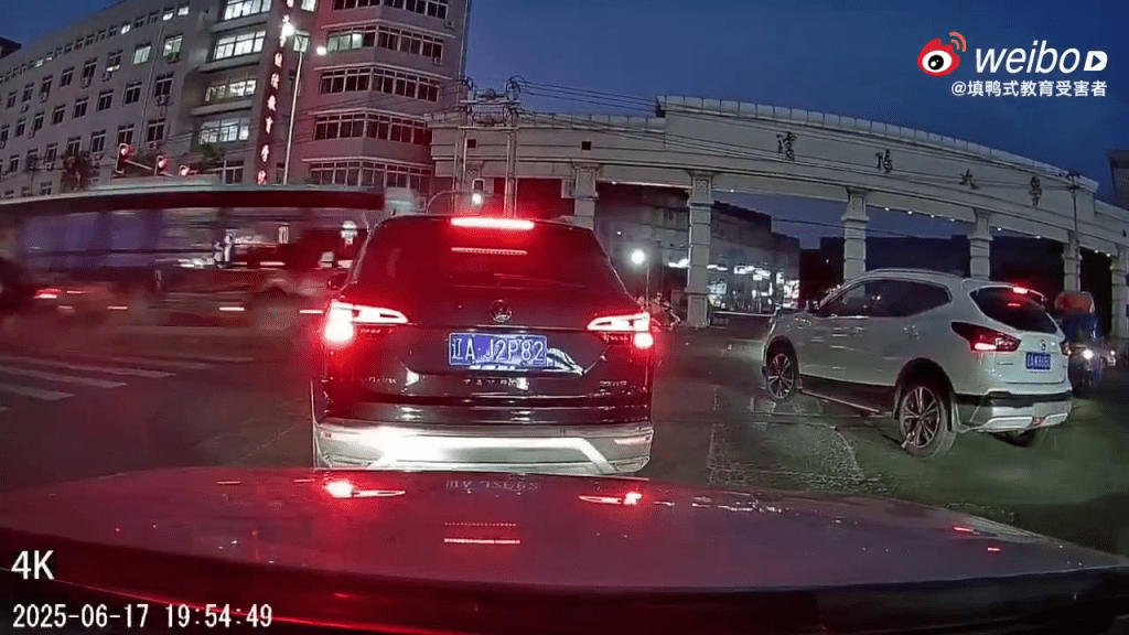 巴士撞上的汽車消失於畫面。 巴士撞上的汽車消失於畫面。