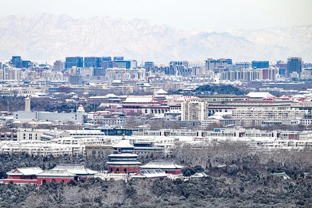 12月13日拍攝的北京天壇祈年殿、天安門城樓等建築。新華社 12月13日拍攝的北京天壇祈年殿、天安門城樓等建築。新華社