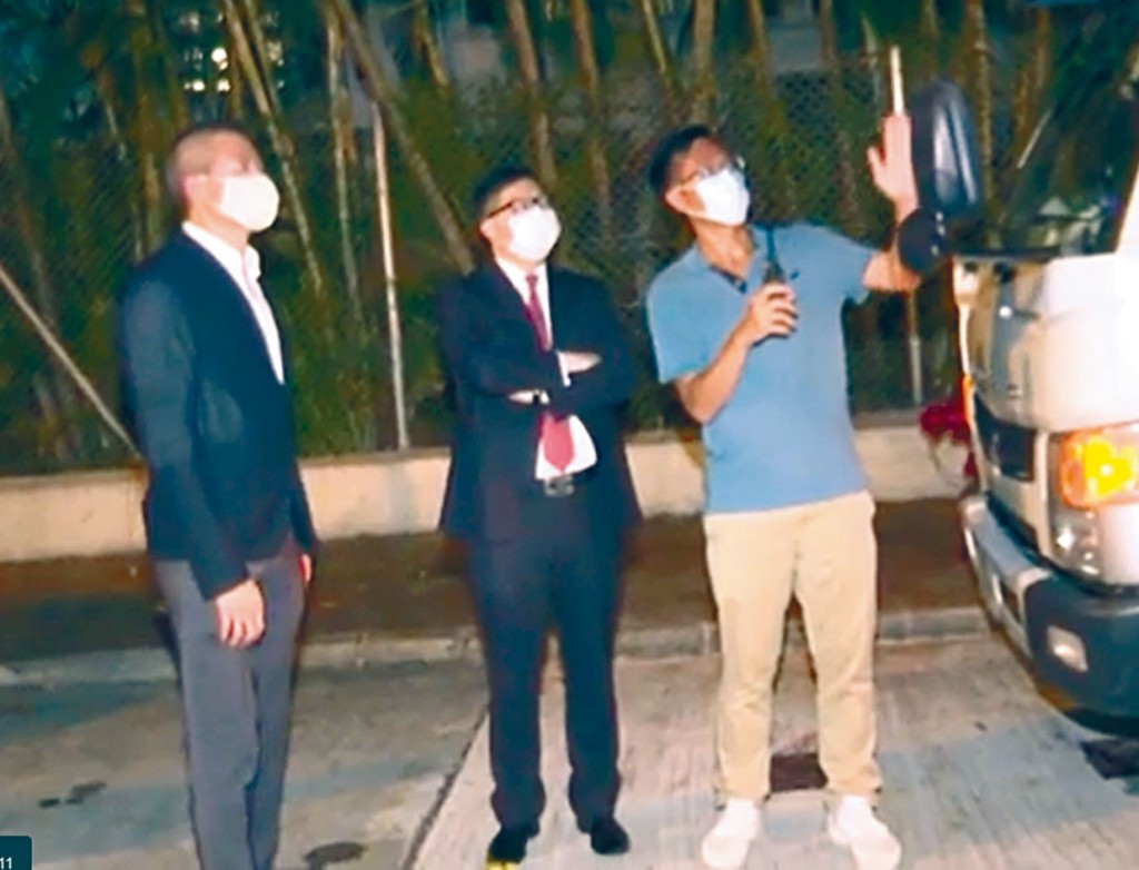 「一哥」邓炳强（中）到场视察保安部署。