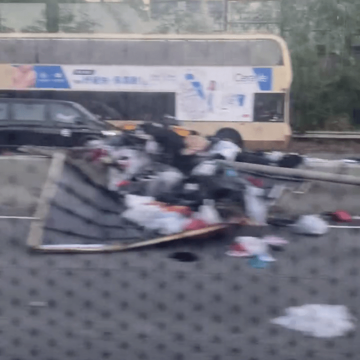 貨斗殘骸和多袋衣服雜物散落一地。FB：Benedict Bueno@車Cam L（香港群組）