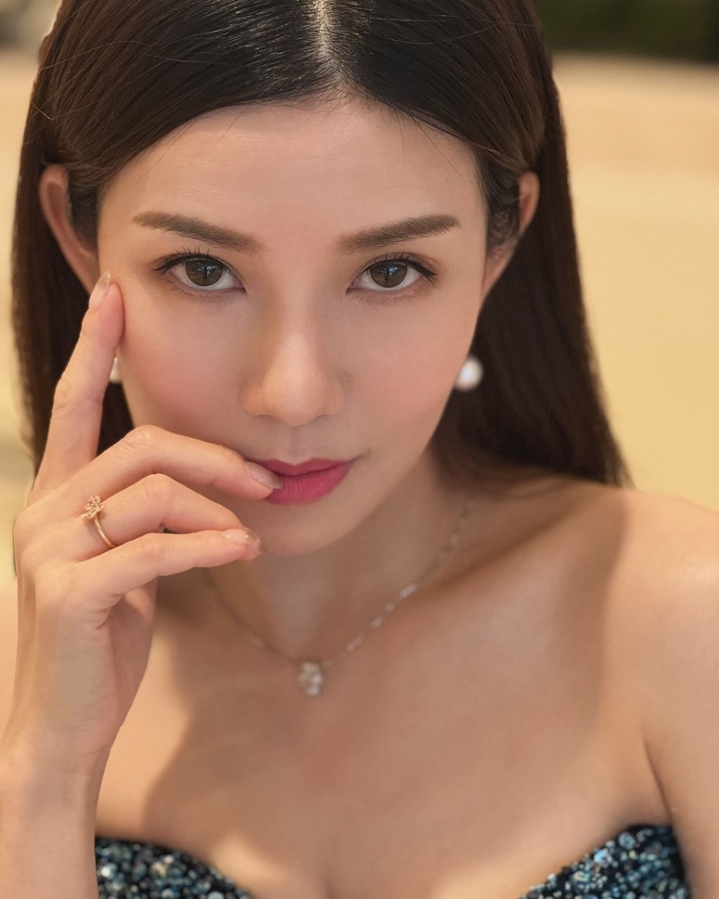 張美妮盡顯女人味。