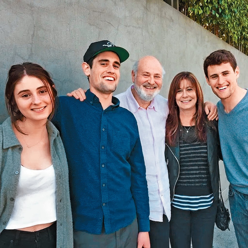 洛連納夫婦的長子Jake（右一）和細女Romy（左一）發聲明哀悼父母，但全程未提涉嫌弒親的Nick（左二）。