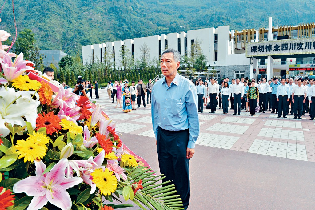 李顯龍2012年9月在四川考察期間，向汶川大地震遇難者致哀。