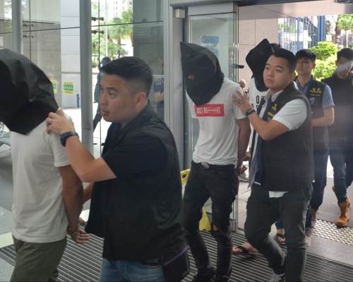 警方派卧底探員滲入荃灣區內一個賣淫集團，搜集證據，拘捕31名男女。林思明攝