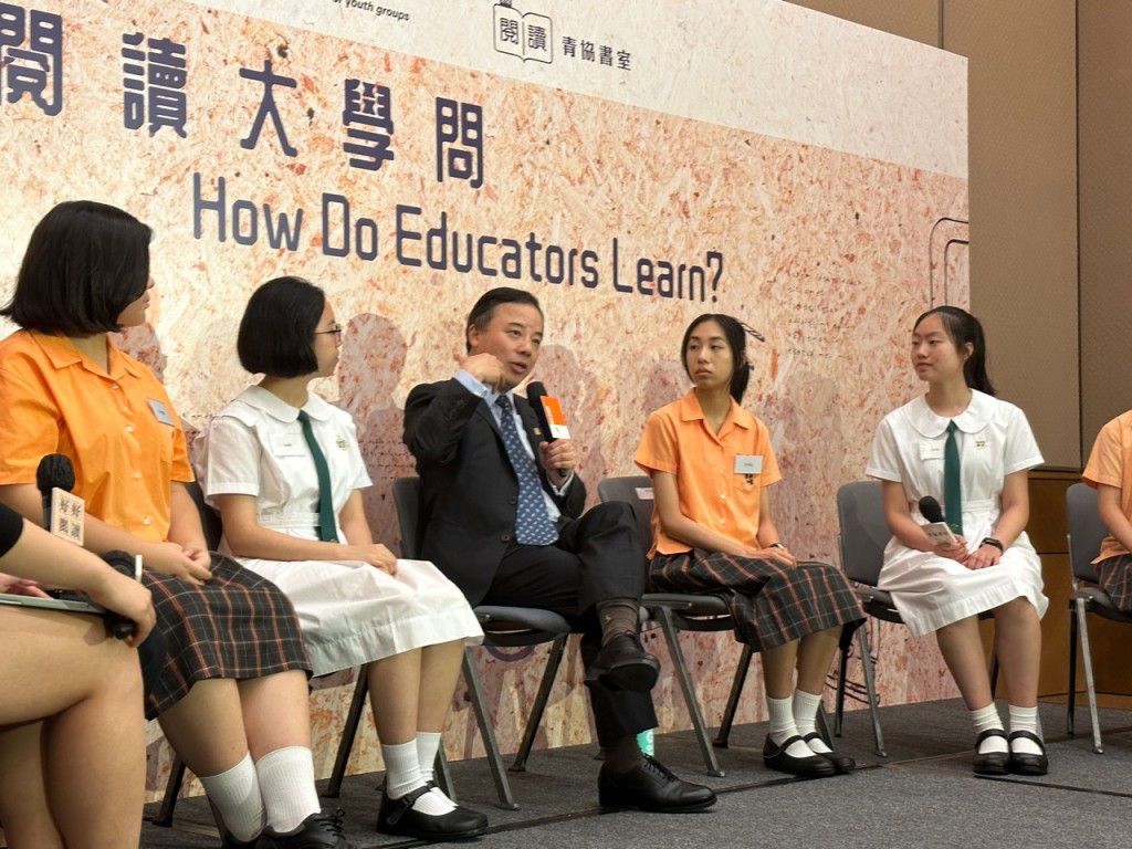 港大校長張翔（左三）出席青協書室活動《閱讀大學問》。陳子悠攝