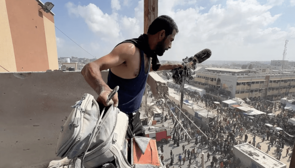 一名男子手持巴勒斯坦攝影師 Hussam al-Masri 使用的設備，Hussam al-Masri 是路透社的承包商，在以色列襲擊加薩地帶南部汗尤尼斯的納賽爾醫院時與其他記者和人員一起遇難。這張照片取自路透社承包商 Hatem Khaled 拍攝的視頻，Hatem Khaled 隨後在另一次襲擊中受傷。路透社