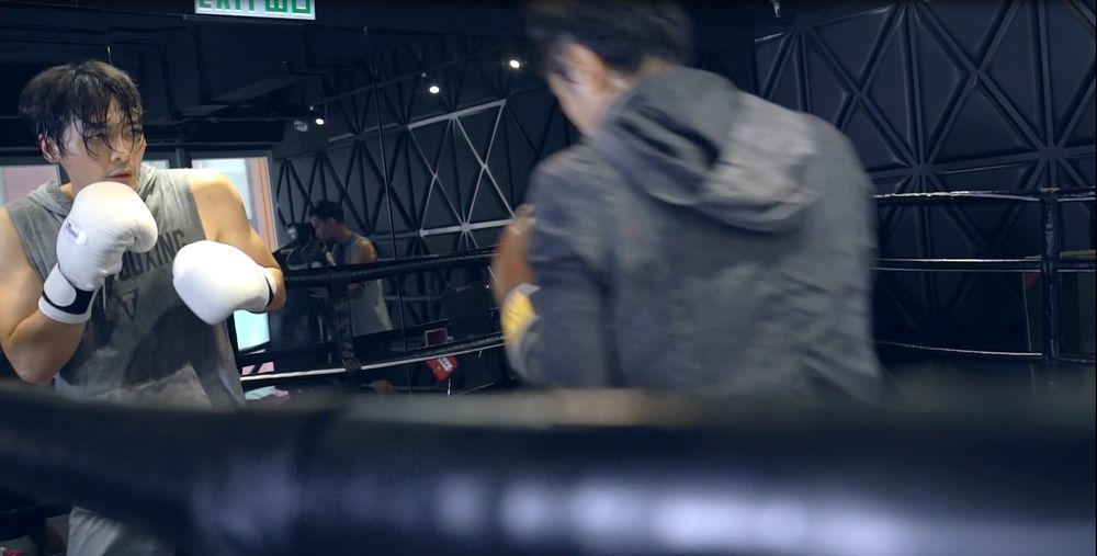 羅孝勇都係練到成頭汗。