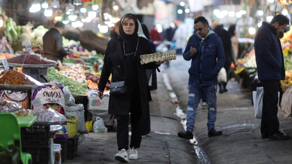 伊朗政府將於未來4個月向每名公民每月發放1000萬里亞爾（折合約7美元、54.5港元）的補貼。路透社