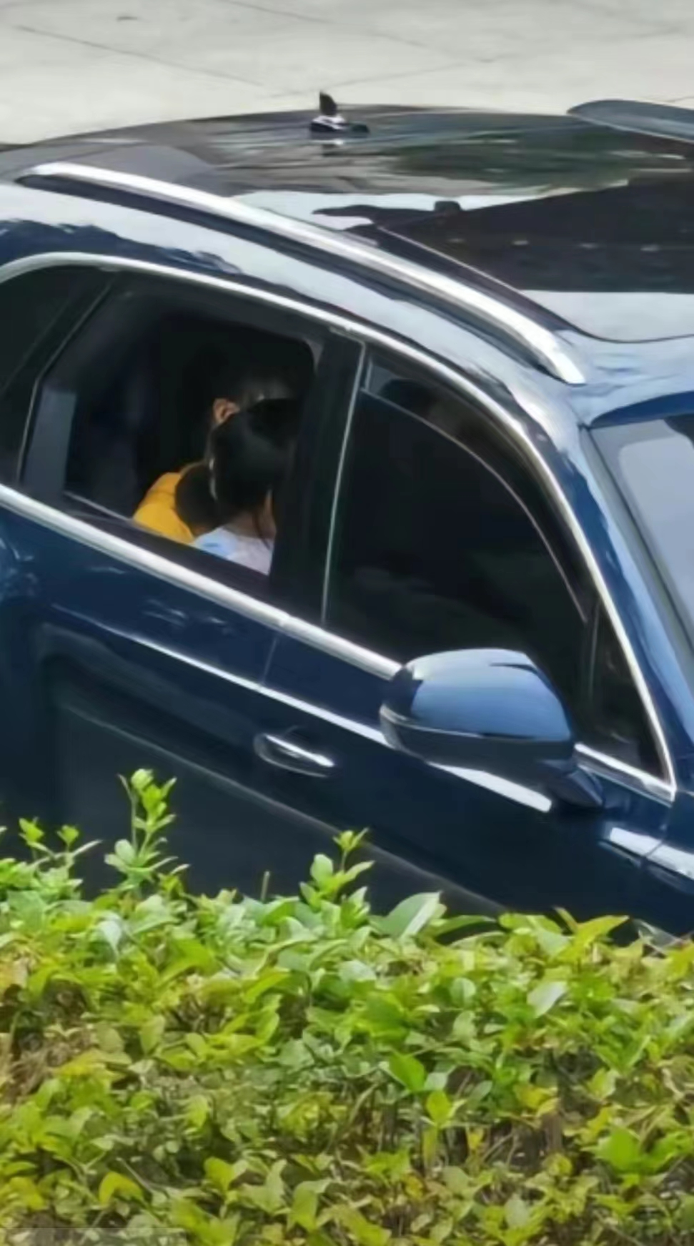 有人在互联网贴图指僧人驾豪车，车上有女子和小孩。