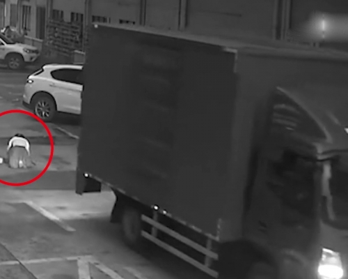 女子蹲馬路綁鞋帶遭貨車輾壓當場身亡。(網圖)