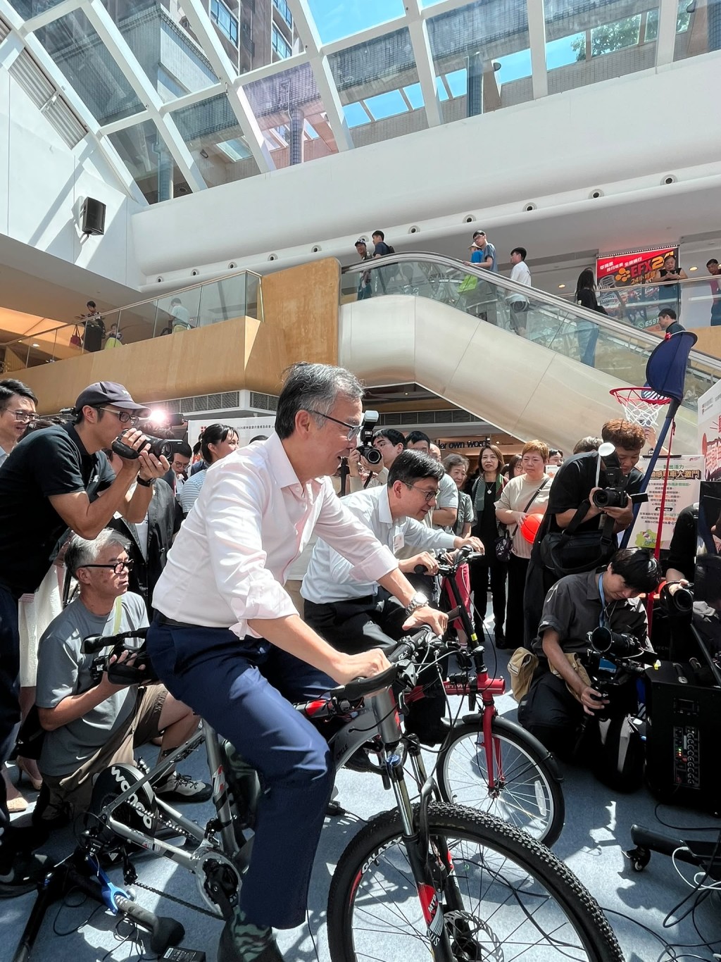 孫玉菡與林正財試玩動感單車。 孫玉菡與林正財試玩動感單車。