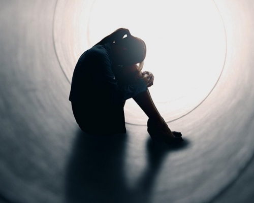女生墜亡前曾寫下多頁遺書,指自己患有抑鬱症。 示意圖片