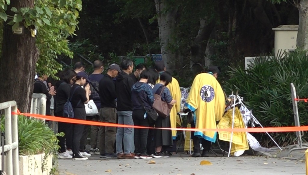 有親屬在現場參加路祭儀式,部分人難掩激動和哀傷。 有親屬在現場參加路祭儀式,部分人難掩激動和哀傷。