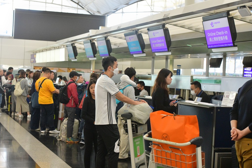 受羽田机场事故影响，香港快运部分航机延误。欧乐年摄