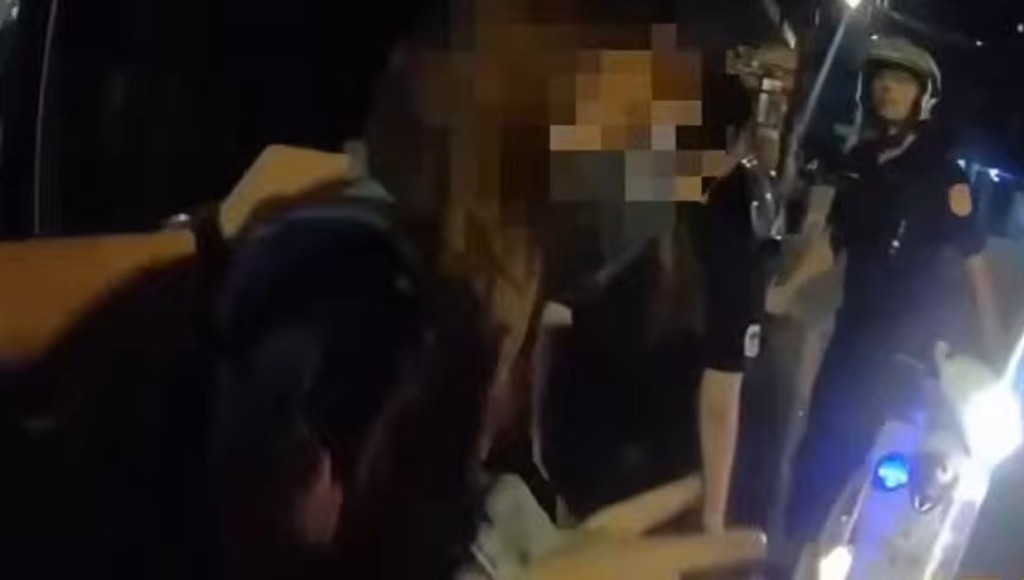 男扮女装的通缉犯因步姿、骨架不似女人被警员识破。中时