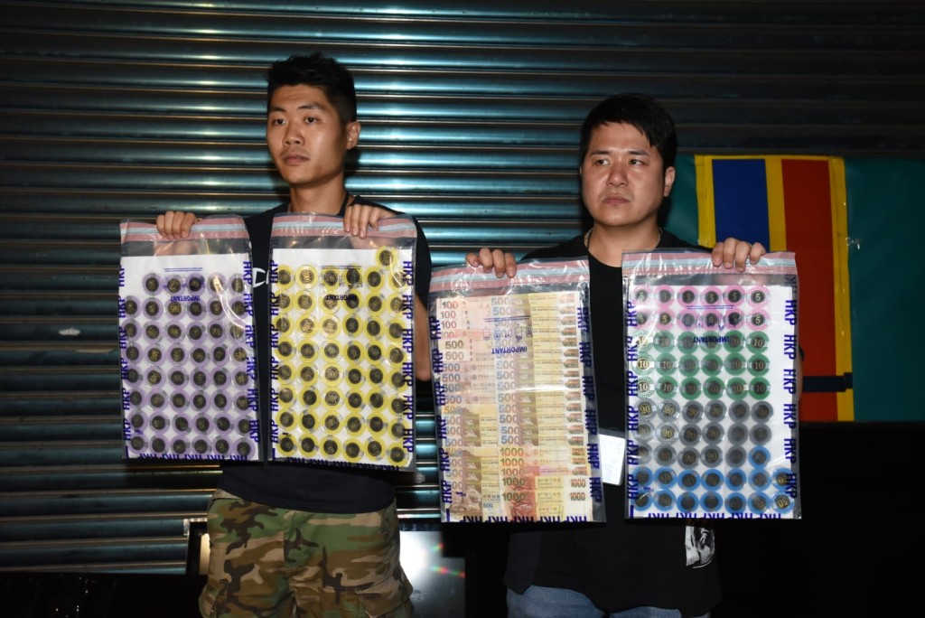 警員展示檢獲的證物。