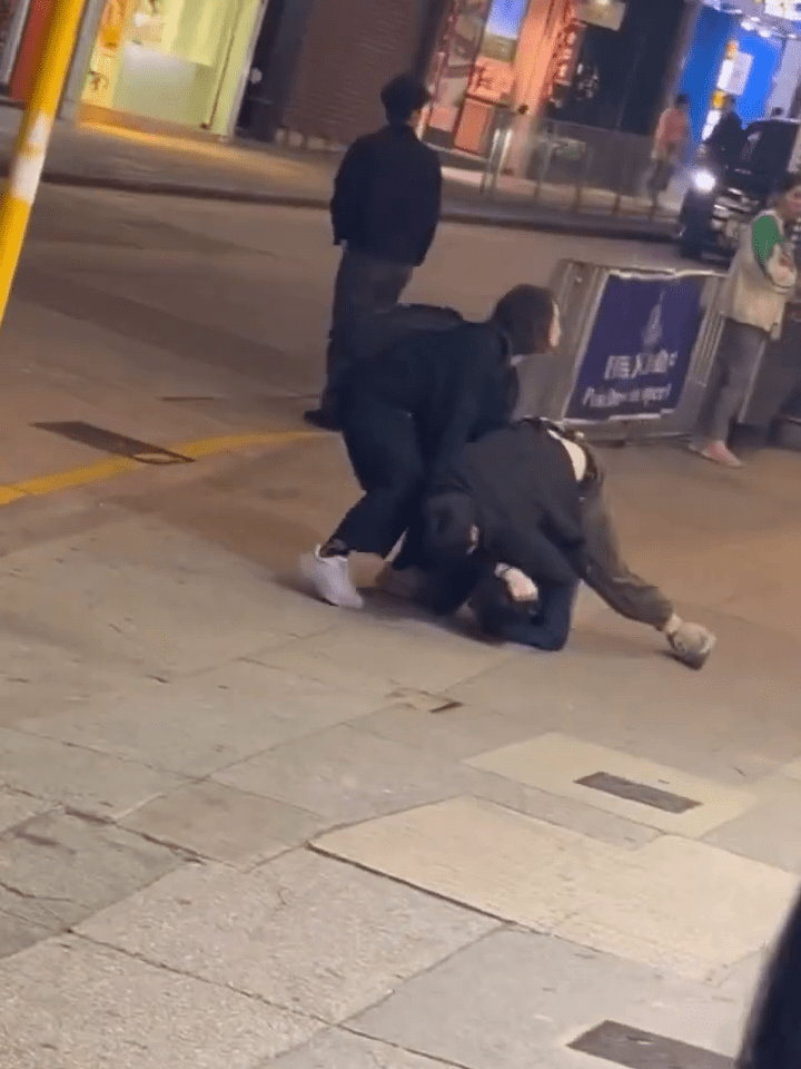 現場為金馬倫道尖沙咀站B2出口對開。網上片段