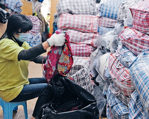 回收業界指，東南亞在疫情後拒收舊衣，本地回收商的倉庫早已被舊衣逼爆。