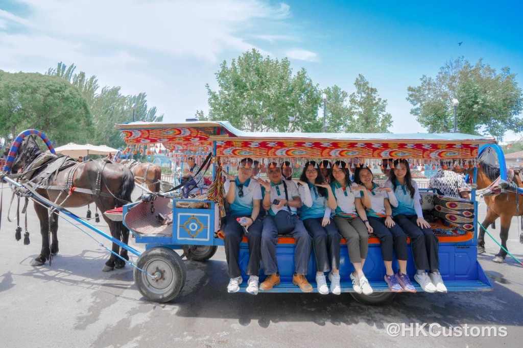 成員到訪新疆國際大巴扎及喀贊其民族旅遊區。 成員到訪新疆國際大巴扎及喀贊其民族旅遊區。