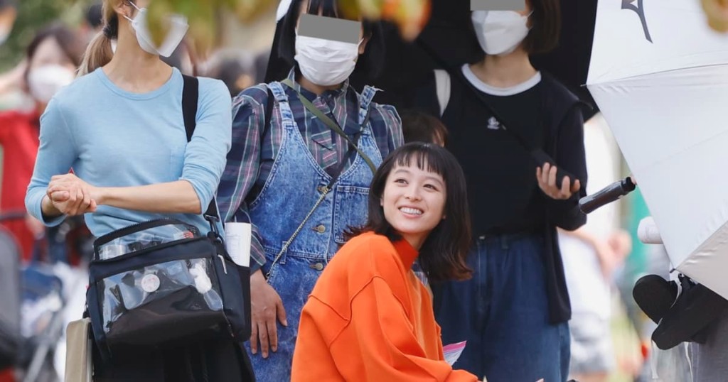 陀緊約6個月B的清野,拍劇有好多人照顧。