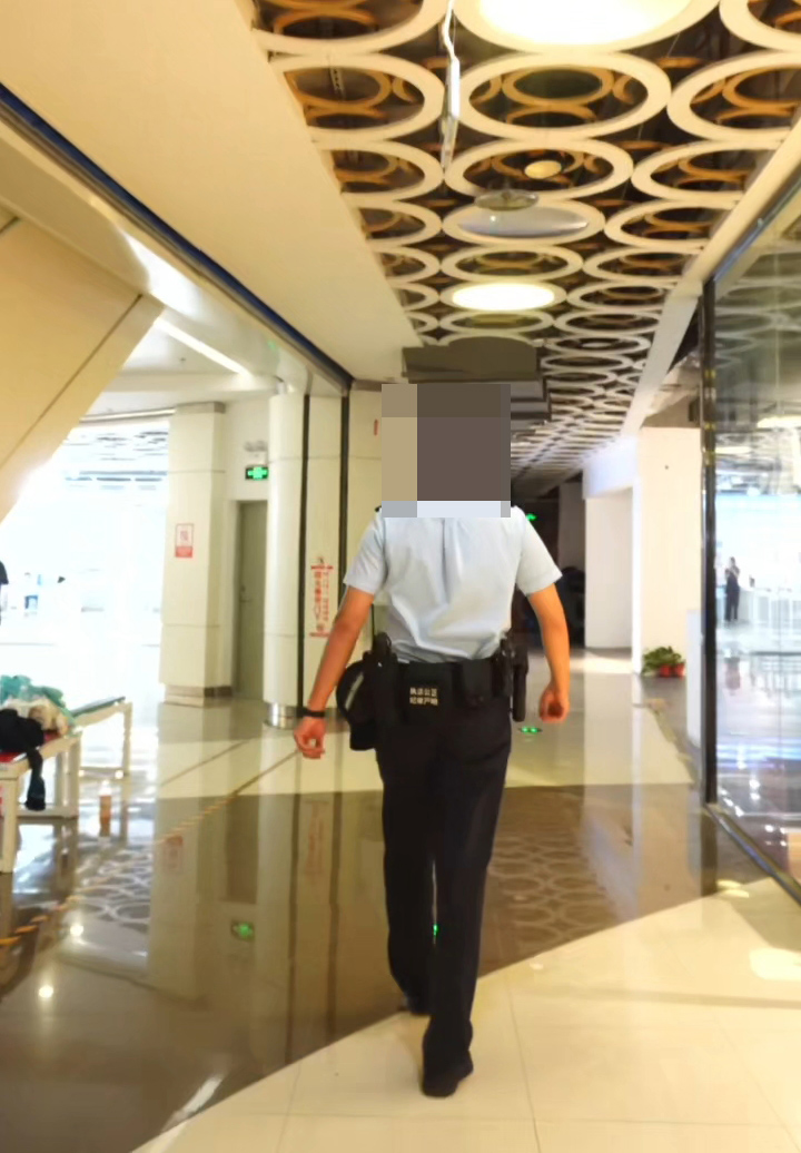 一名內地男子經常身穿香港警察制服自拍,之後放上小紅書。小紅書圖片 一名內地男子經常身穿香港警察制服自拍,之後放上小紅書。小紅書圖片