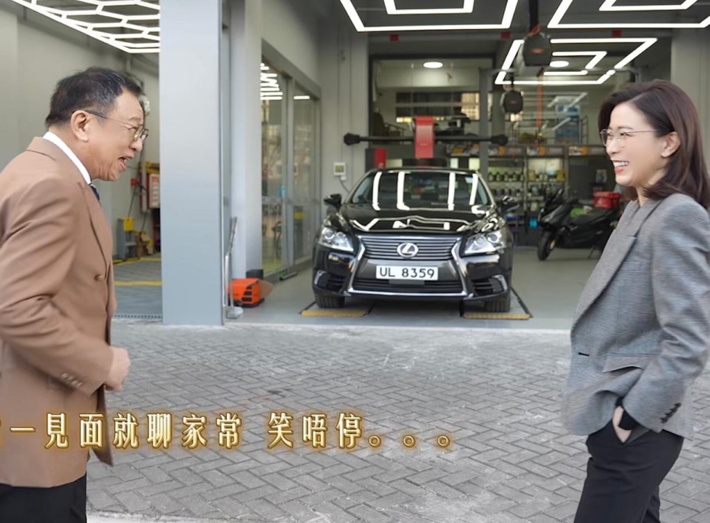 佘詩曼見許紹雄就笑不停。