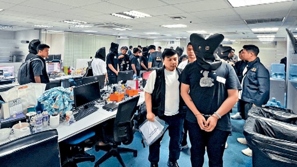 诈骗基地格局与一般写字楼办公室无异，放有电脑器材及通讯设备，警方在行动中拘捕27人。