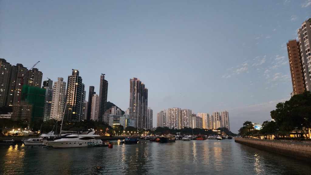 本港地區今日大致多雲。日間部分時間有陽光，最高氣溫約23度。黎志偉攝