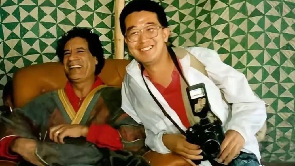 中國著名戰地記者唐師曾(右)，生前曾訪問利比亞已故領導人卡達菲等國際政要。微博