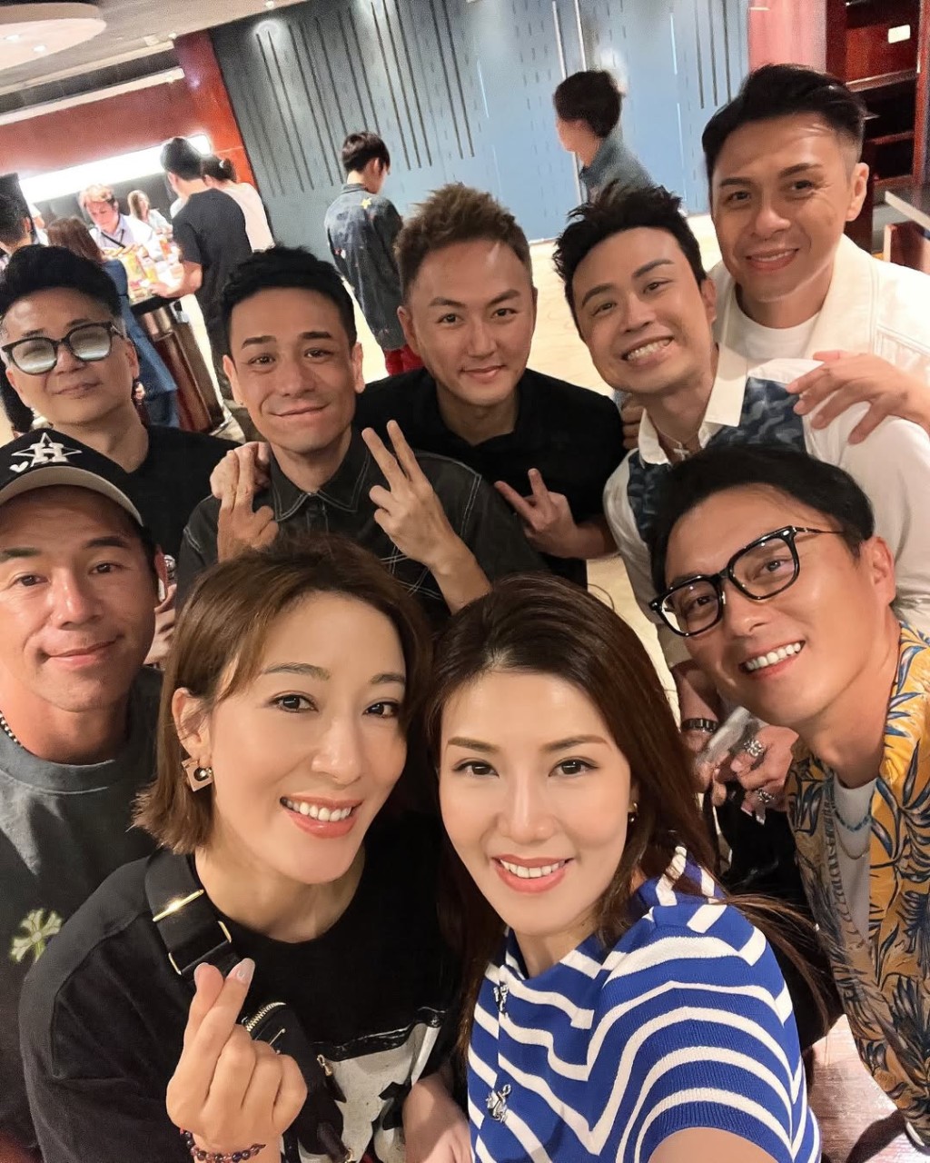齊齊在後台影大合照。 齊齊在後台影大合照。