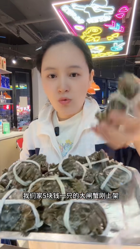 大閘蟹行情兩極化!中小蟹跌至地板價¥5隻,頂級精品價依舊硬。抖音 大閘蟹行情兩極化!中小蟹跌至地板價¥5隻,頂級精品價依舊硬。抖音