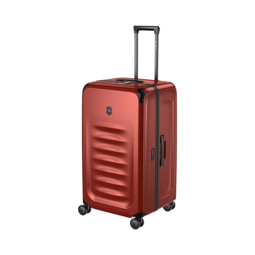 Spectra 3.0旅行箱包括紅色及黑色版本，中型號及大型號內置自動擴展系統經改進後，增加了高達百分之四十的額外儲存空間，而登機型旅行箱最多可提供百分之二十的額外空間。（$4,500至$6,000/Victorinox）
