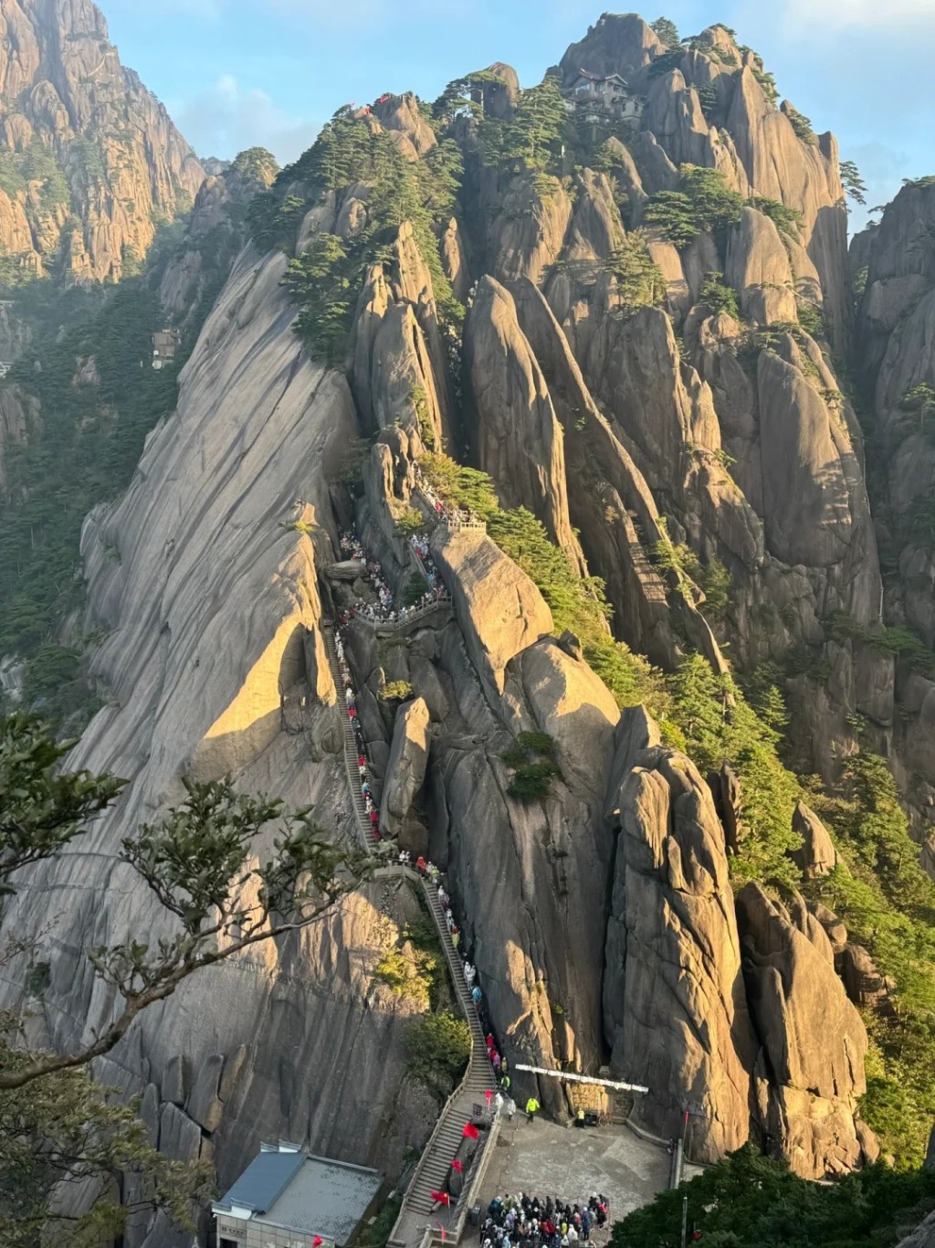 黄山景区在国庆期间再出现游客饱和情况。影片截图