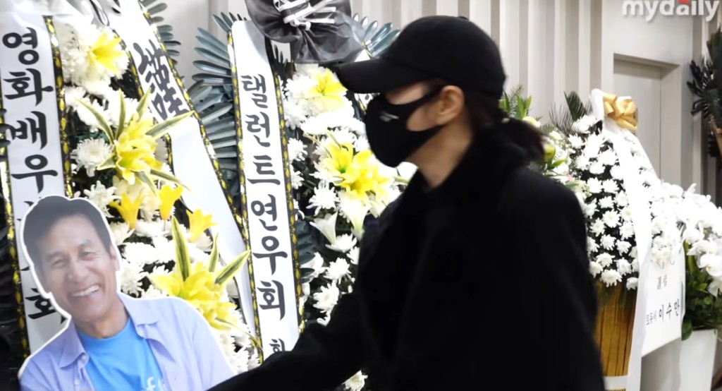 金憓秀戴上cap帽和黑色口罩現身靈堂。