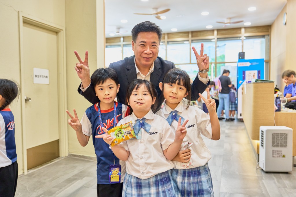 学生见到吴校长都纷纷要求合照，个个忙不迭分享今天遇到甚么有趣事。(受访者提供)