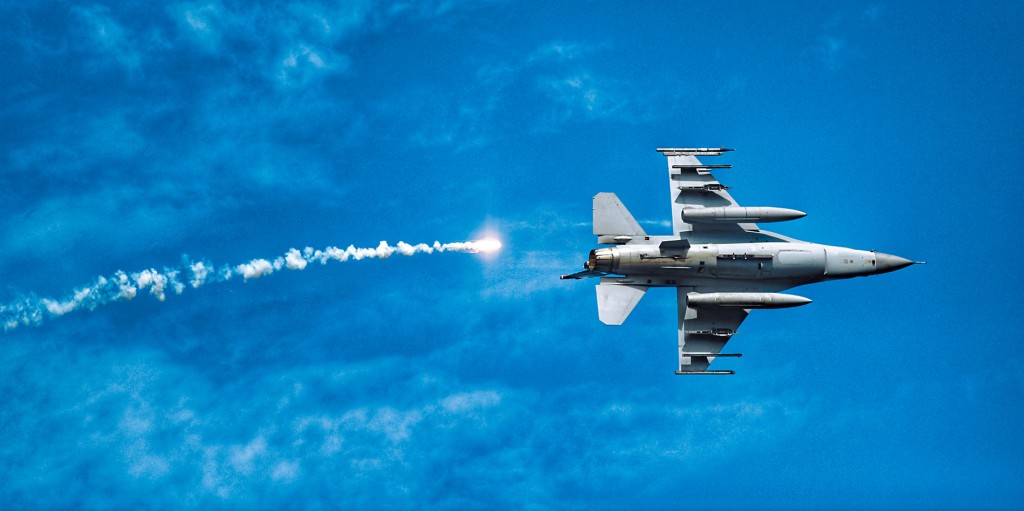 台灣F16戰機拋射熱燄彈。