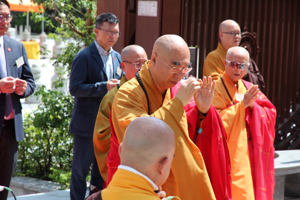 香港佛教聯合會會長寬運法師進行拈香儀式。香港佛教聯合會