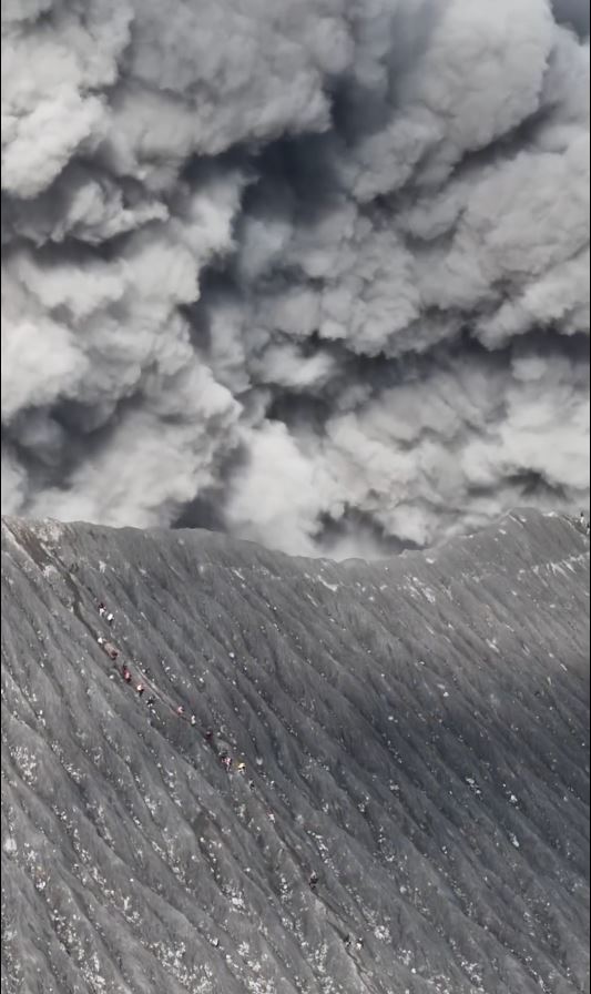 印尼的杜科諾活火山突然噴發，火山口的登山客慌忙逃生。＠Anak Esa