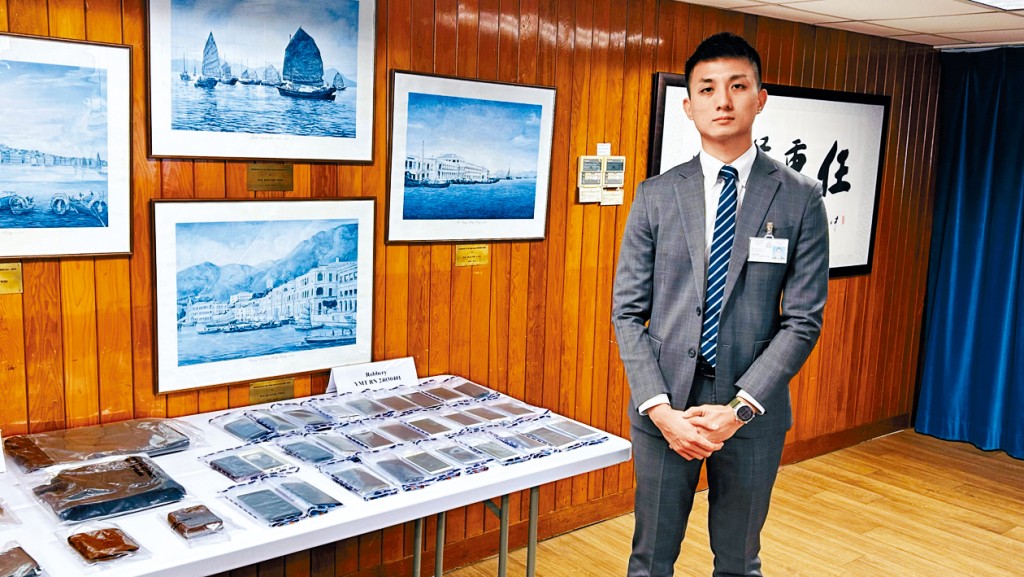 油尖警區重案組高級督察蘇文浩展示證物。