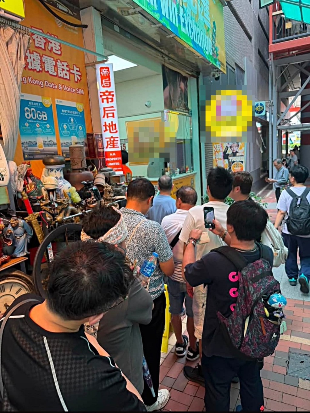 「一日店長」活動吸引不少人排隊。 「一日店長」活動吸引不少人排隊。