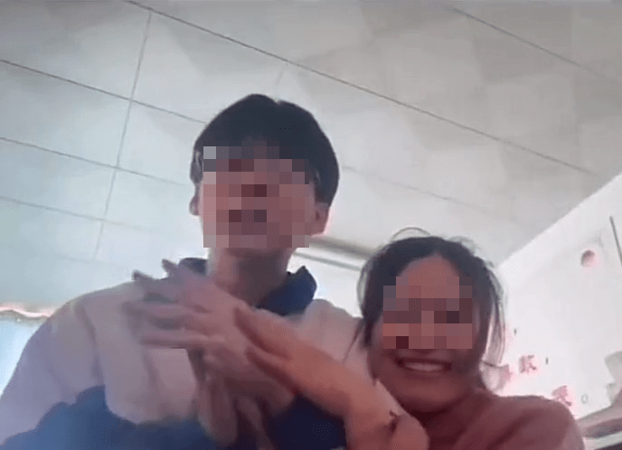 一名身穿校服疑似学生的少年疑似与一名女教师在课室中接吻，相关影片在网上疯传。