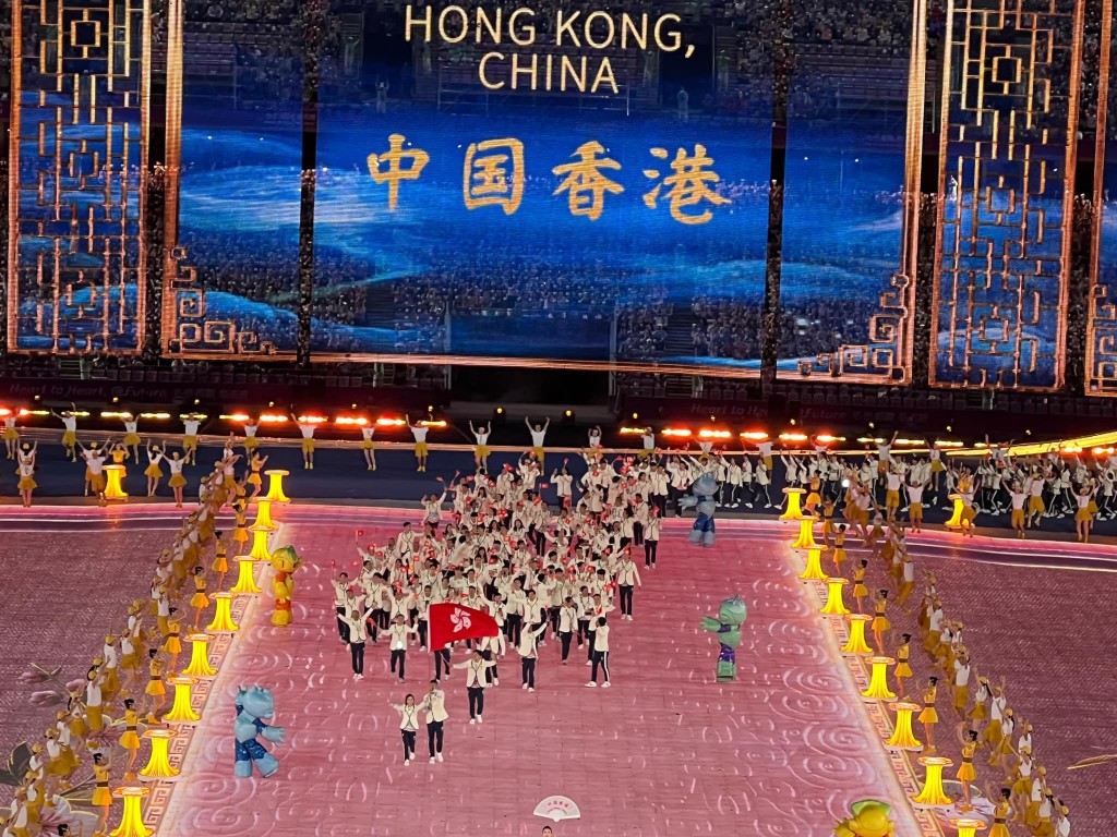 香港代表团进场。李家超fb