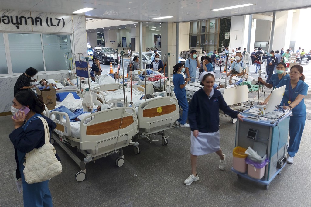 曼谷医院把病人暂时撤至户外。美联社 曼谷医院把病人暂时撤至户外。美联社