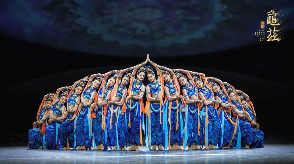 舞劇《龜茲》以新疆龜茲文化為核心靈感，通過克孜爾石窟壁畫中的龜茲樂舞意象，構建絲綢之路上多元文明交融的舞台景觀。