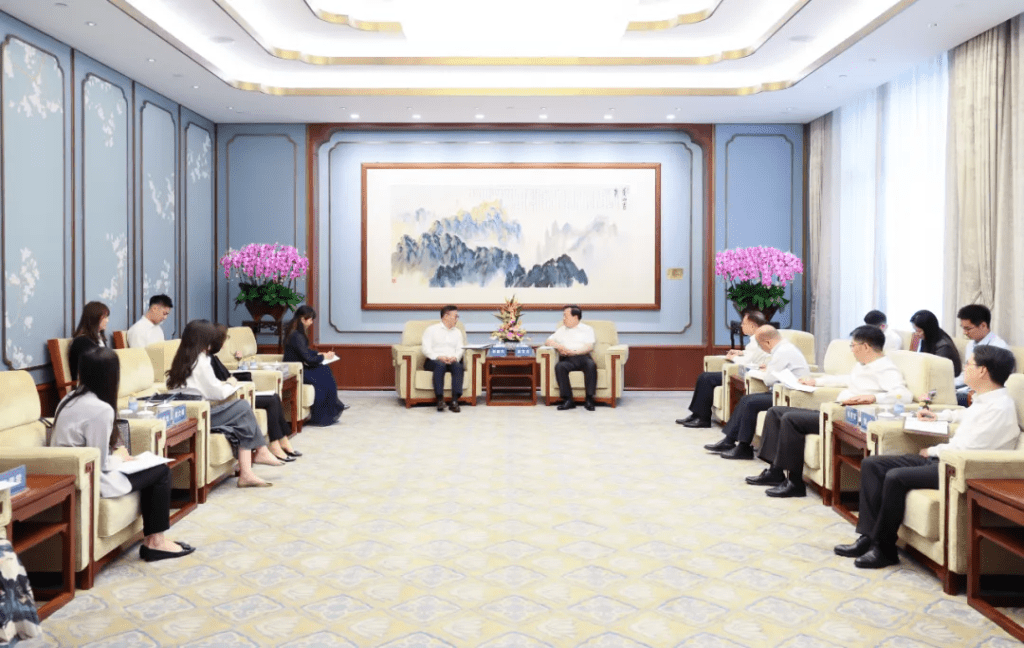 國務院港澳辦主任夏寶龍昨早(13日)於北京會見副律政司長張國鈞。